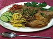 Nasi goreng met gebakken kippebout