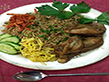 Nasi goreng met gestoofde kip